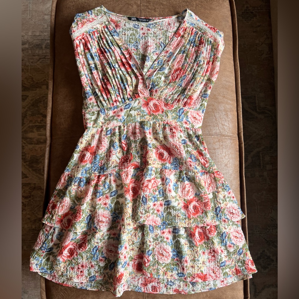 Feminine and floral Zara dress size small